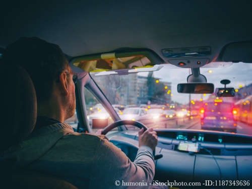 Bild von Autofahren bei Dunkelheit, Nässe, Nebel – Testen Sie Ihre Augen!